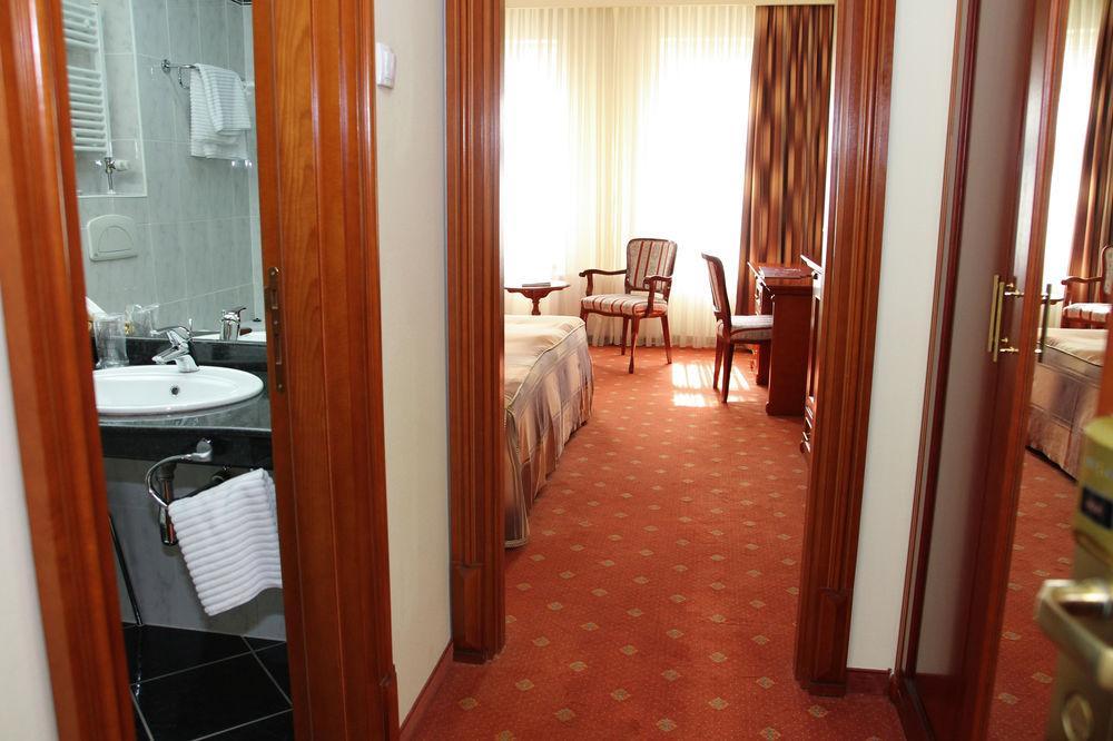 Hotel Galleria Subotica Esterno foto